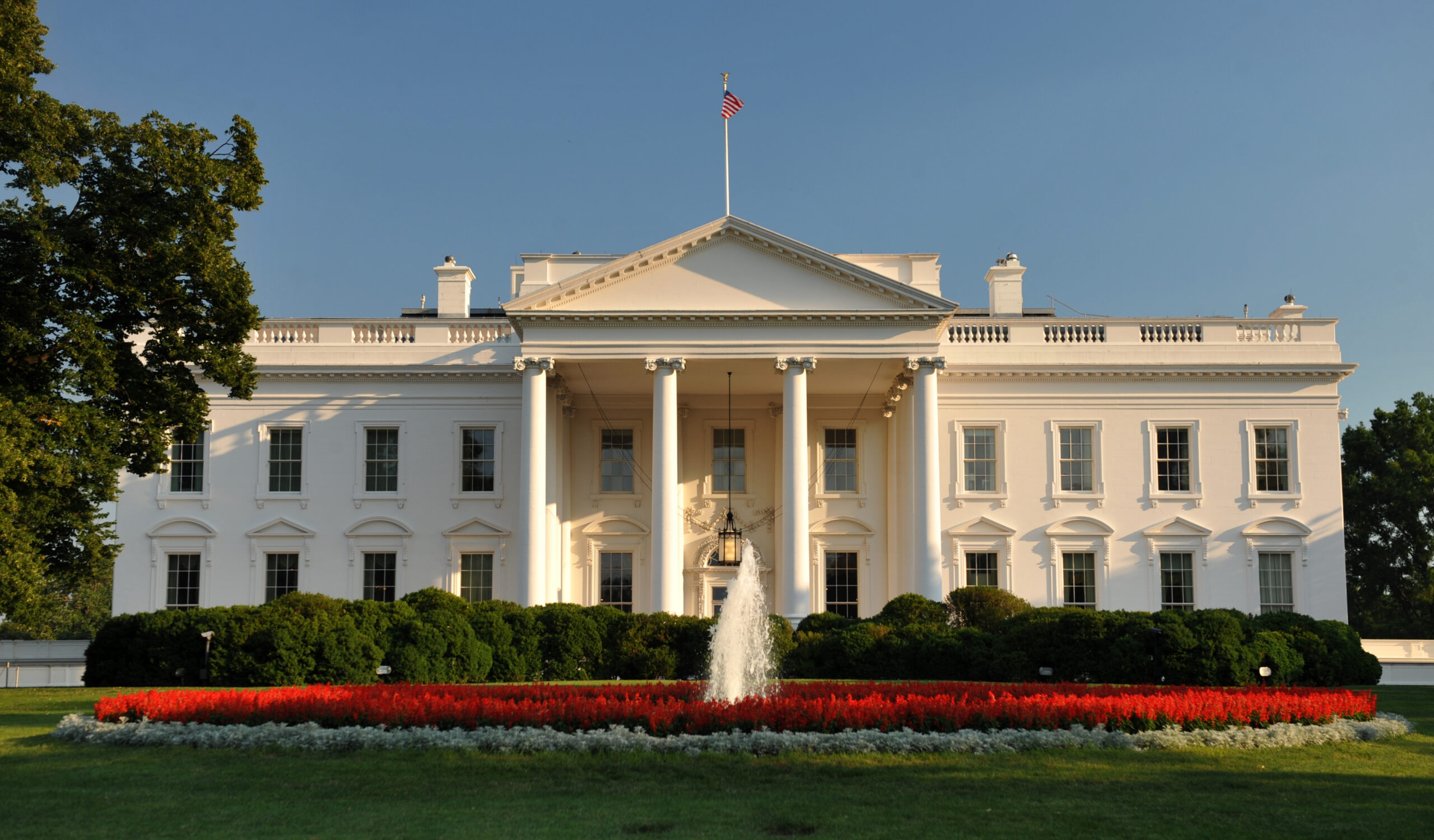 Image of the White House in Washington DC to accompany article about Donald Trump